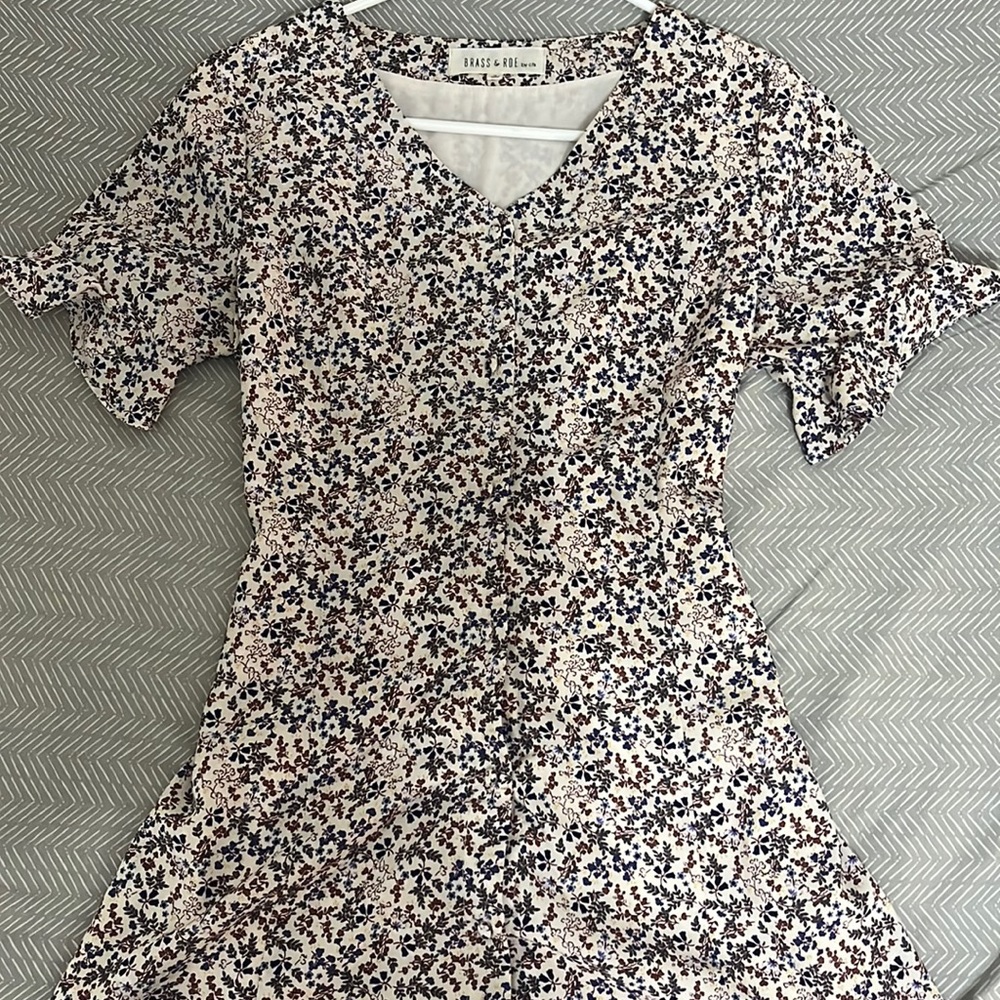 FLORAL MIDI DRESS WITH RUFFLE SLEEVES! Brand: CALLED TO SERVE